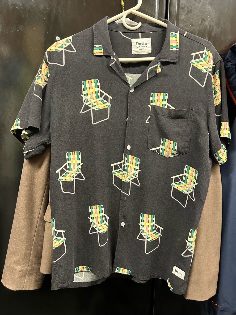 Duvin Black Short-Sleeve Button-Down Shirt with Multicolor Chair Print. Small